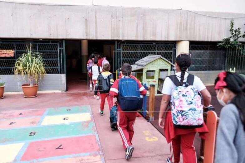 Imagen de archivo del regreso de un grupo de escolares a un colegio de Las Palmas de Gran Canaria tras las vacaciones de Navidad / EFE Ángel Medina G.